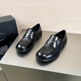 프라다 브러시드 레더로퍼 (남성용)