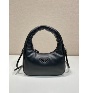프라다 소프트 패딩 나파 레더 미니백 (컬러 블랙)
