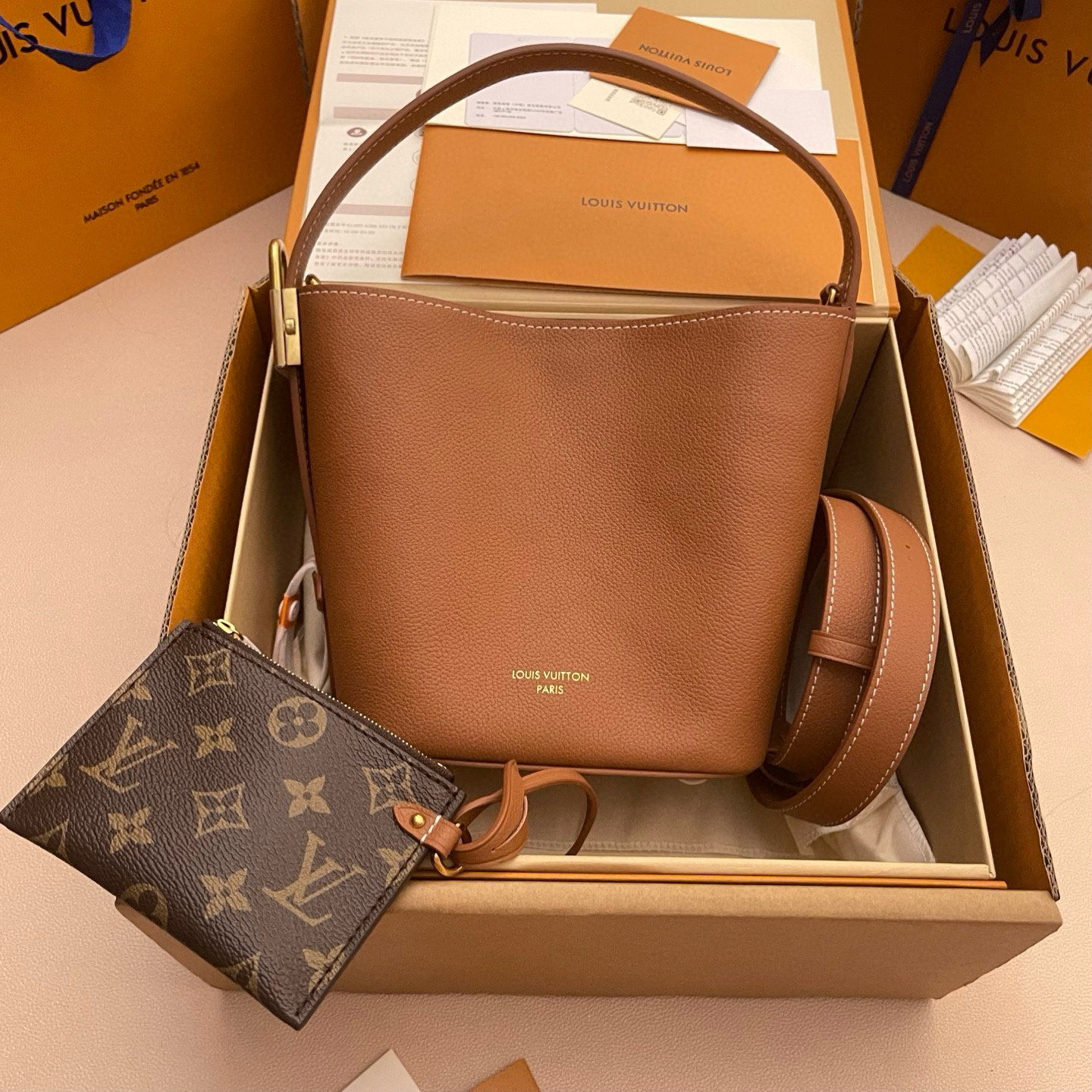 루이비통 로우 키 올 인 BB 버킷 숄더백