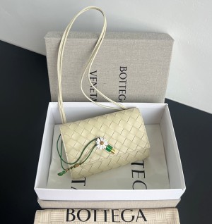 보테가베네타 안디아모 데이지 파우치 838870