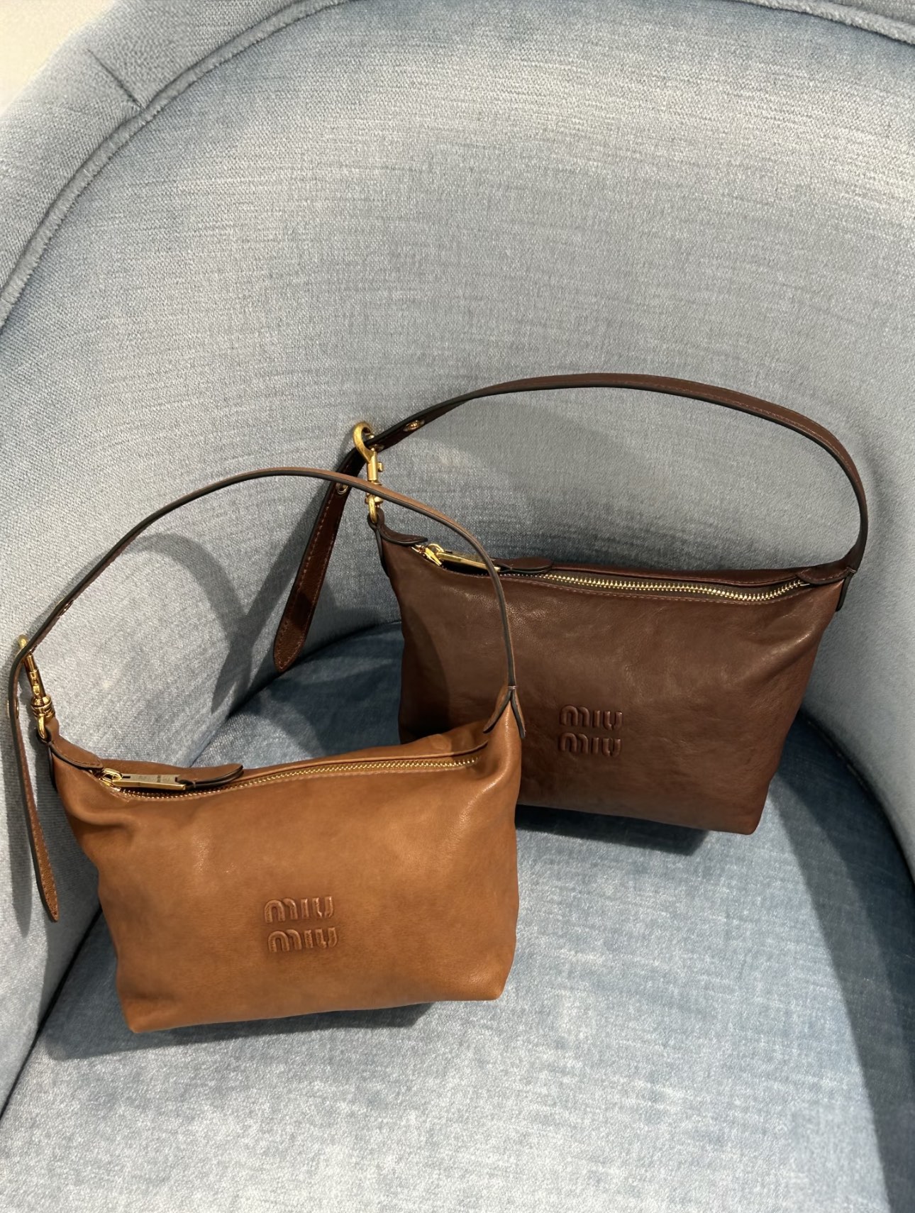 미우미우 25FW 나파 레더 파우치 숄더백 (컬러 오크, 브라운)