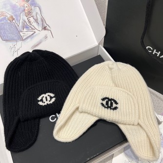 샤넬 CC 로고 이어플랩 니트 비니 (컬러 블랙, 아이보리)
